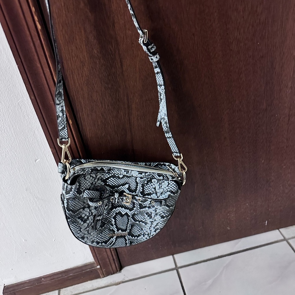 MK crossbody bag only wore once great excellent condition